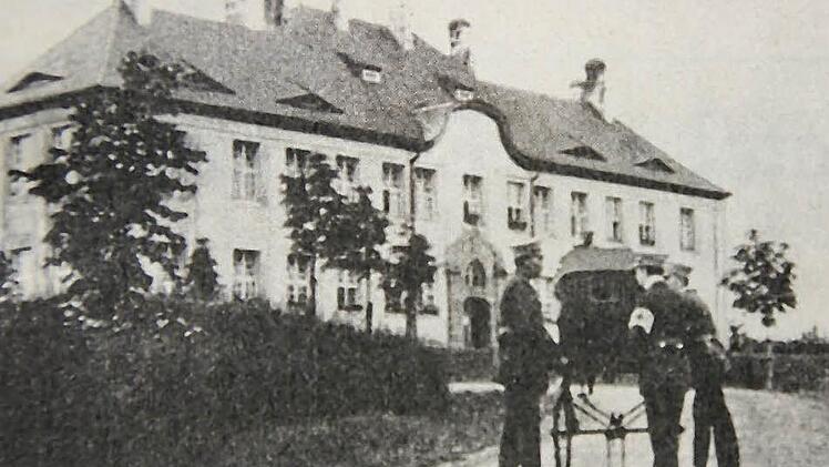Eine Aufnahme aus den ersten Jahren des Eberner Krankenhauses. Damals wurden die Patienten von der 1914 gegründeten Sanitätskolonne des Roten Kreuzes noch mit der "Rädertrage" eingeliefert.   Repros/Fotos: Günther Geiling (4) und Eckehard Kiesewetter