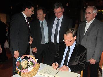 Umgeben von den Bürgermeistern aus Memmelsdorf, Gundelsheim und Litzendorf trägt sich der Bamberger Oberbürgermeister Andreas Starke ins goldene Buch der Gemeinde Litzendorf ein. Fotos: Astrid Ehrnsperger