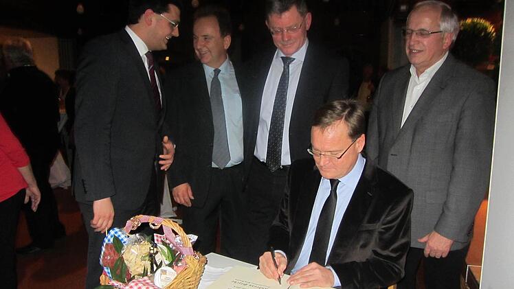 Umgeben von den Bürgermeistern aus Memmelsdorf, Gundelsheim und Litzendorf trägt sich der Bamberger Oberbürgermeister Andreas Starke ins goldene Buch der Gemeinde Litzendorf ein. Fotos: Astrid Ehrnsperger