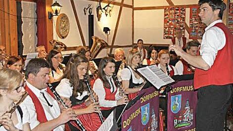 Die Dorfmusik Rugendorf um Dirigent Volker Pöhlmann