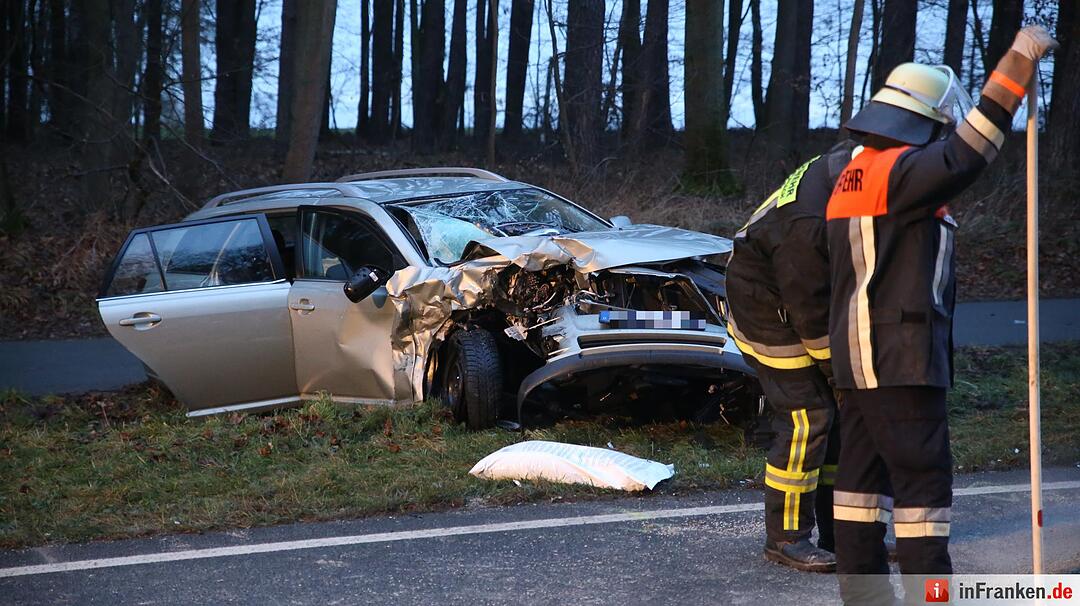 Zwei Schwerverletzte bei Frontalzusammenstoß auf der B14