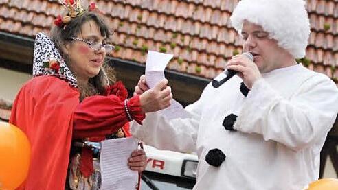 Marianne Dinkel hielt den Uetzingern in der Büttenrede die zahlreichen Verfehlungen des vergangenen Jahres vor. Manuel Schrüfer moderierte den Zug auf dem Marktplatz.