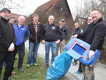 Mit 45 Helfern war der Bezirksfischereiverein im Einsatz. Foto: Sonja Adam