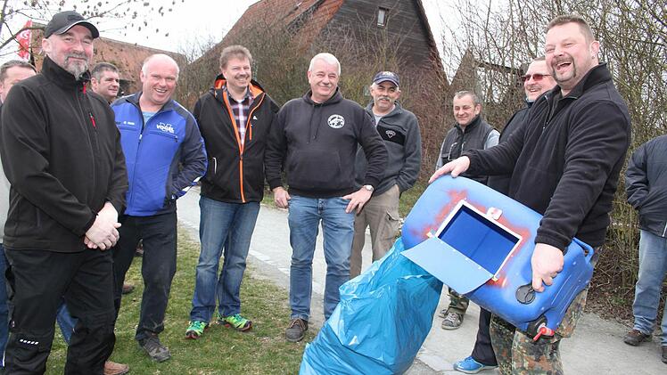 Mit 45 Helfern war der Bezirksfischereiverein im Einsatz. Foto: Sonja Adam