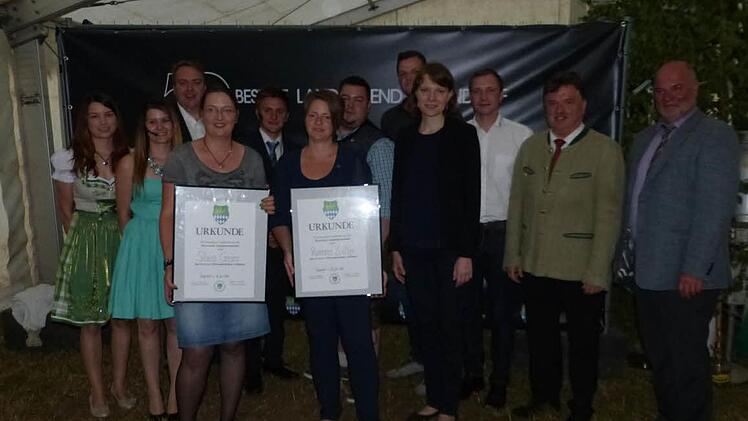 Das Highlight des Jubelabends war die Auszeichnung von Silvia Greim und Ramona Löffler mit dem Bronzenen Ehrenzeichen der Bayerischen Jungbauernschaft. Unser Bild zeigt (von links) Kreisvorsitzende Yvonne Hohlweg, Landjugendvorsitzende Sarah Spörl, Laudator Sebastian Tröger, Silvia Greim, LJ-Schriftführer Daniel Schmidt, Ramona Löffler, Laudator Andreas Steinhäußer, Bezirksvorsitzenden Stefan Walter, Schirmherrin MdB Emmi Zeulner, Landesvorsitzenden Martin Baumgärtner, Schirmherr Landrat Klau...