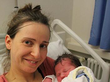 Das Coburger Neujahrsbaby heißt Gwendolin und gönnt sich hier erst einmal ein Nickerchen in den Armen von Mutter Katrin. Foto: Oliver Schmidt