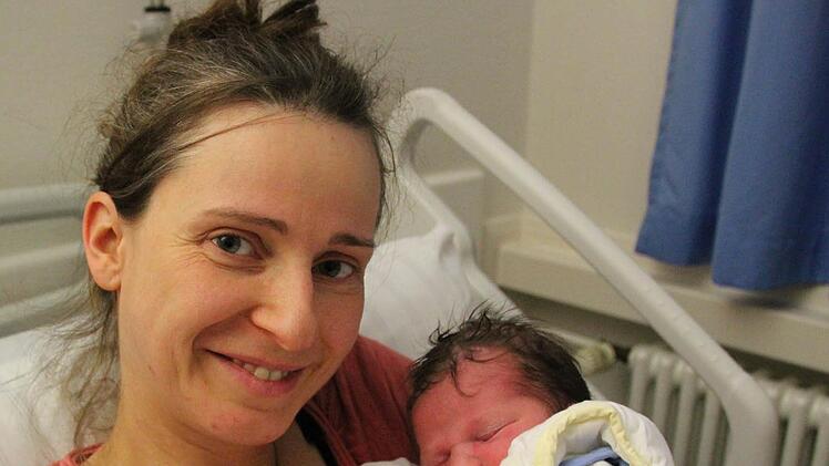 Das Coburger Neujahrsbaby heißt Gwendolin und gönnt sich hier erst einmal ein Nickerchen in den Armen von Mutter Katrin. Foto: Oliver Schmidt