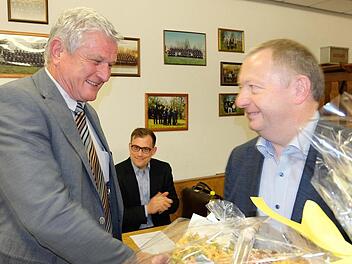 Landrat Thomas Bold (rechts) dankt dem scheidenden Ortsvorstand der CSU Dieter Ullrich für 28 Jahre erfolgreiche Arbeit. Im Hintergrund Amtsnachfolger Florian Atzmüller. Foto: Gerd Schaar