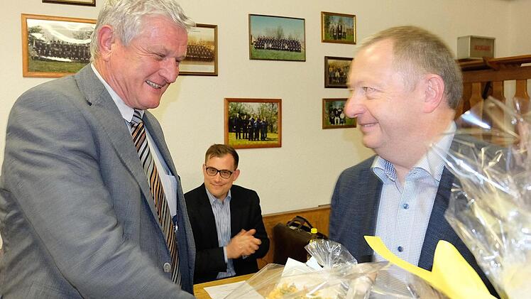 Landrat Thomas Bold (rechts) dankt dem scheidenden Ortsvorstand der CSU Dieter Ullrich für 28 Jahre erfolgreiche Arbeit. Im Hintergrund Amtsnachfolger Florian Atzmüller. Foto: Gerd Schaar