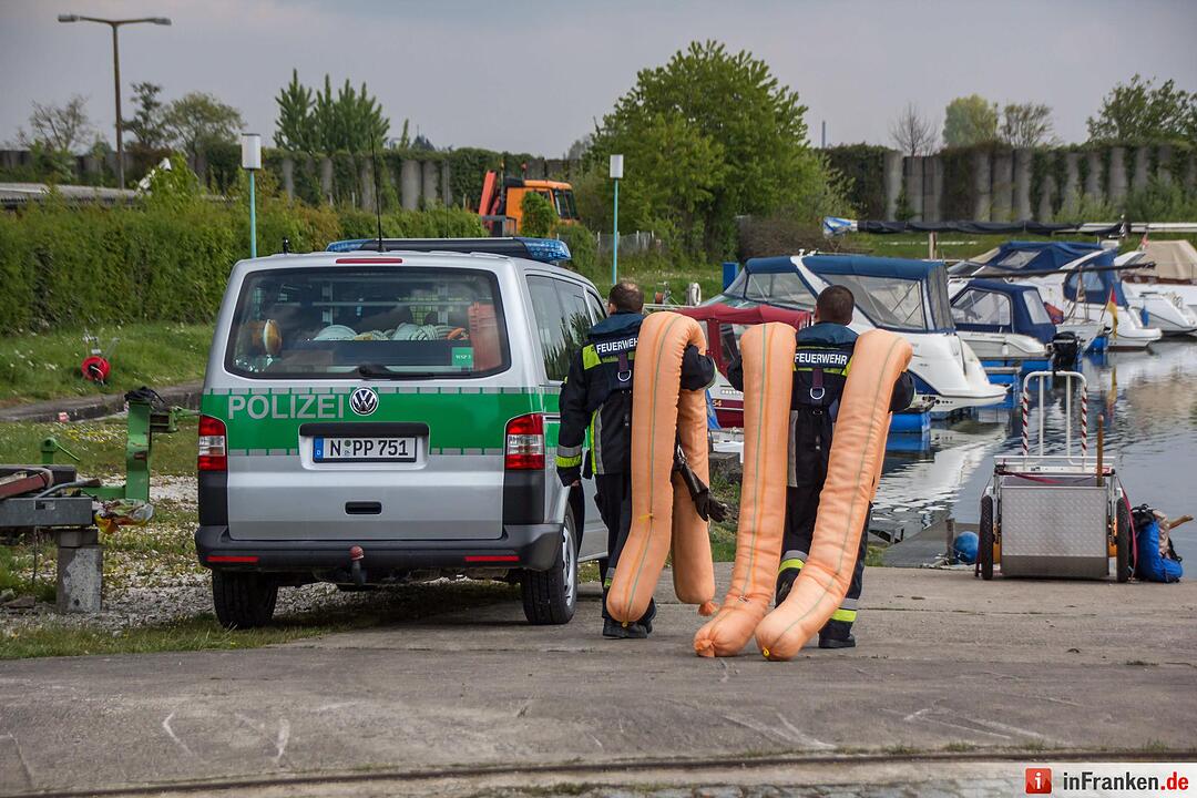 Diesel aus undichtem Bootstank verunreinigt das Wasser im Sportboothafen in Nürnberg