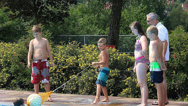 Auch das Retten mit einem Rettungsball will geübt sein. Foto: Dieter Britz