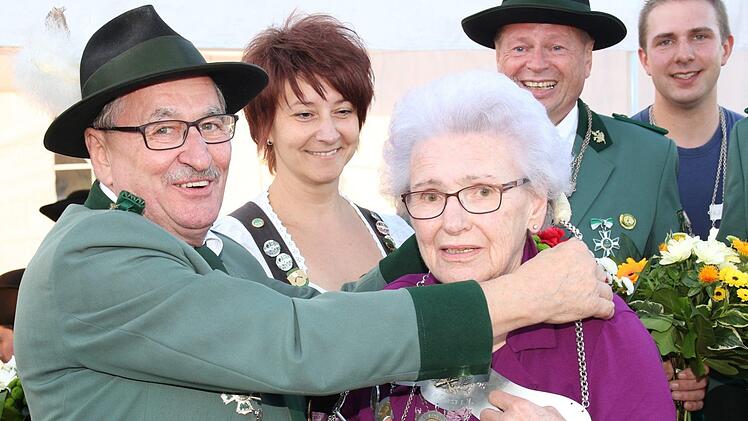 Irmgard Wacker konnte es nicht glauben, dass sie mit ihrem 208,7-Teilern zu Königsehren kam. Schützenmeister Joachim Welsch und die Vorsitzende Maria Lessig hängen ihr die Königskette um. Foto: Michael Stelzner
