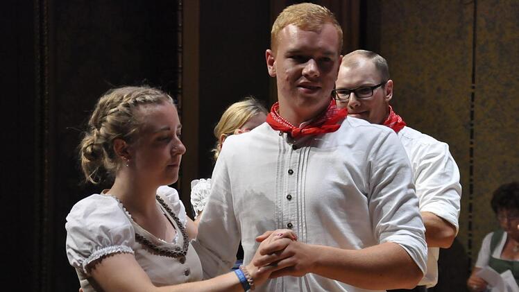 Mit fliegenden Röcken und fränkischen Figurentänzen tanzen die "Berger Plüapaare" in Bergrheinfeld bei der "Kirwa" um den Planbaum.Peter Klopf