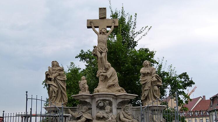 Die Kreuzigungsgruppe auf der Oberen Brücke ist wieder komplett.
