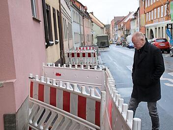 Gerne sieht Bürgermeister Helmut Blank die neuen Baustellen nicht, aber dagegen könne man nichts machen, sagt er. Bei den Feierlichkeiten zum Stadtjubiläum werde es aber keine Baustellen geben.  Fotos: Thomas Malz