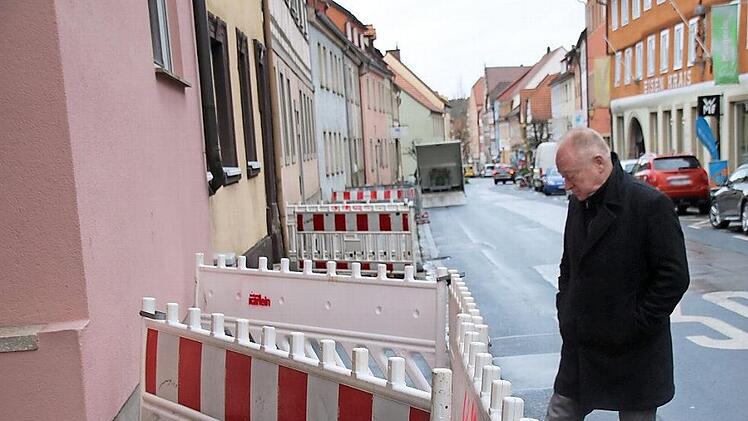 Gerne sieht Bürgermeister Helmut Blank die neuen Baustellen nicht, aber dagegen könne man nichts machen, sagt er. Bei den Feierlichkeiten zum Stadtjubiläum werde es aber keine Baustellen geben.  Fotos: Thomas Malz