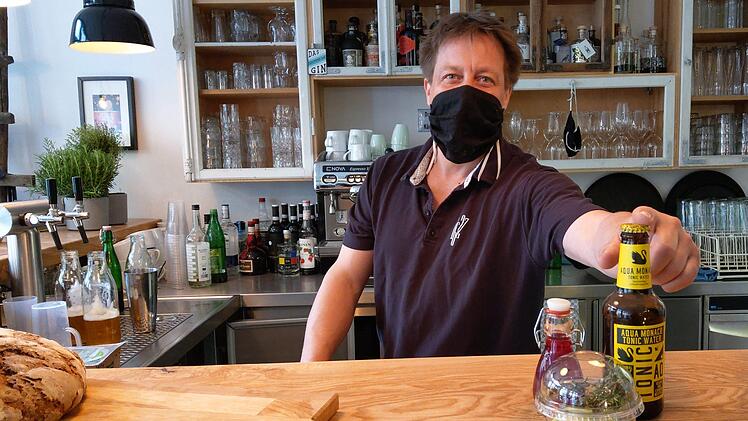 So sieht ein Mixgetränk zum Mitnehmen aus: Selbstgemachter Sirup (mit oder ohne Alkohol), Tonic, frische Kräuter und Zitrone. Foto: Simone Bastian