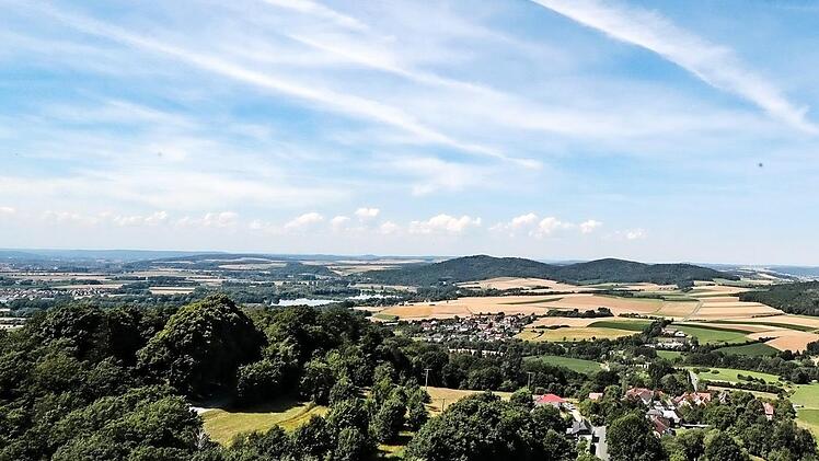 Schäfchenwolken über den Eierbergen im Maintal.