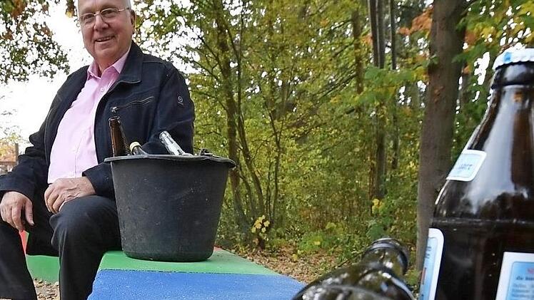 Norbert Tscherner sammelt Flaschen und spendet dann den Pfanderlös. Foto: Ronald Rinklef/Archiv