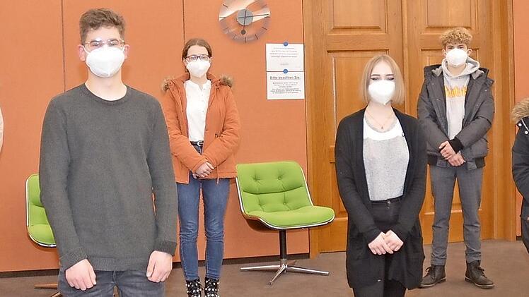 Das Jugendparlament Kronach wählte seinen Vorstand. Vorsitzender Andre Emmert (2. v. l.), 2. Vorsitzende Isabell Freudenberg (l.), Schriftführerin Mia Aline Hanft (3. v. l.), Kassier Vincent Andrä (5. v. l.). sowie Nora Waglau (4. v. l.) und Sara Hasenbank  Foto: K.-H. Hofmann