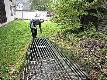 Von hier aus müsste der Oberflächenwasserkanal in Richtung Weißer Main nicht nur mit einer größeren Nennweite, sondern auch in einer neuen Trasse verlegt werden. Hier wird mit Kosten von rund 370 000 Euro gerechnet. Die bisherige Nennweite des Kanals hat Zweiter Bürgermeister Heinz Mösch (im Bild) mit 70 Zentimetern festgestellt.