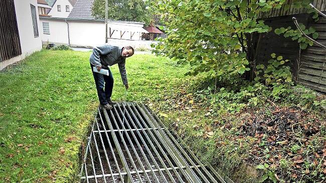 Von hier aus müsste der Oberflächenwasserkanal in Richtung Weißer Main nicht nur mit einer größeren Nennweite, sondern auch in einer neuen Trasse verlegt werden. Hier wird mit Kosten von rund 370 000 Euro gerechnet. Die bisherige Nennweite des Kanals hat Zweiter Bürgermeister Heinz Mösch (im Bild) mit 70 Zentimetern festgestellt.