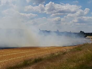 Wachenroth: Brand auf Getreidefeld - Landwirte helfen dankbarer Feuerwehr Wachenroth: Brand auf Getreidefeld - Landwirte helfen dankbarer Feuerwehr