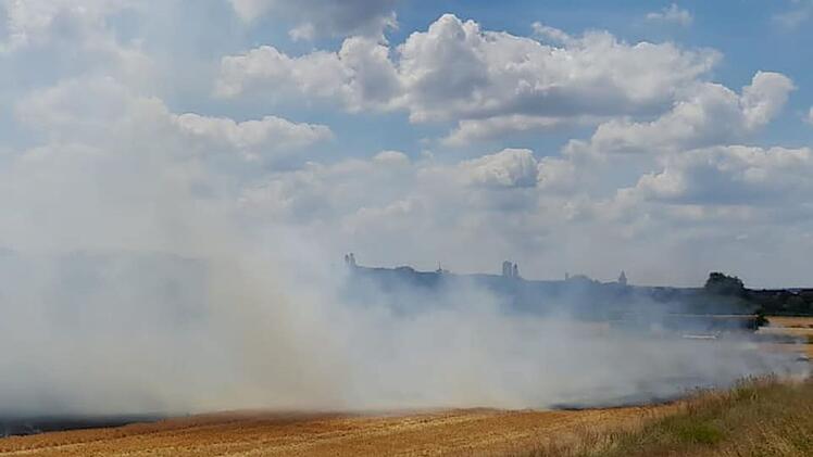 Wachenroth: Brand auf Getreidefeld - Landwirte helfen dankbarer Feuerwehr