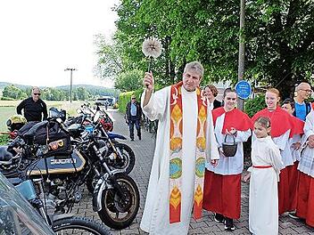 Pfarrer Andreas Hornung segnet die Motorräder beziehungsweise deren Fahrer.