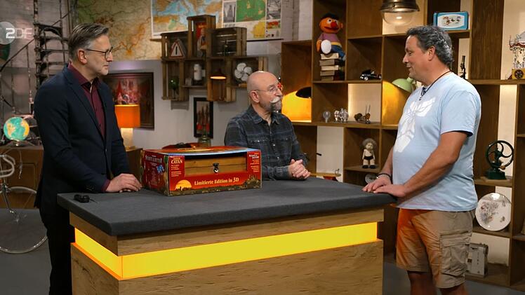 Verk&auml;ufer Oli (rechts) hatte das Kosmos-Spiel 2006 f&uuml;r 250 Euro erworben.