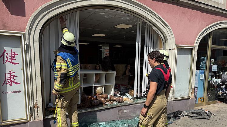 Auto kracht in Schaufenster