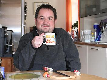 Brotzeitbrett und Wurstmesser sind nur Dekoration: Pfarrer Erhart hat am Aschermittwoch die Nahrungsaufnahme eingestellt und trinkt nur noch Tee und Wasser - und ab und an ein Glas Karottensaft.  Foto: Katja Kölbl