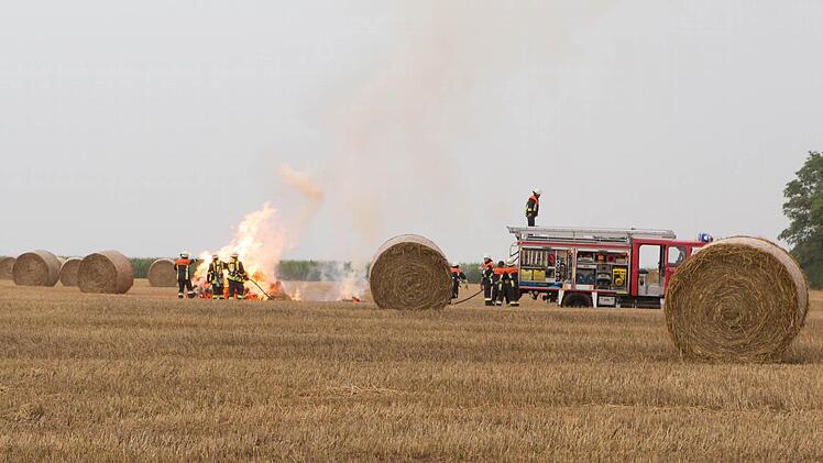 Auf einem Acker zwischen Ritzmannshof und Rothenberg geriet ein Strohballen durch einen Blitzeinschlag in Flammen. Foto: News5 / Weier
