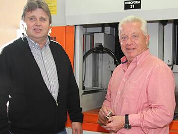 Die neuen Geschäftsführer des Untersteinacher Maschinen- und Präzisionsteilunternehmens Schmied: Für den kaufmännischen Bereich ist Herbert Igler zuständig, für den technischen Bereich der langjährige technische Leiter der Firma Horst Krass. Foto: Adam