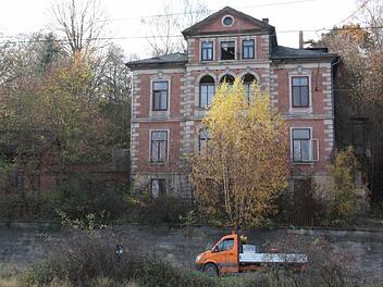 Das Anwesen Weichengereuth 11 vom ehemaligen Güterbahnhof aus gesehen. Das Staatliche Bauamt sagte am Montag zu, dass das Haus gesichert werden soll. Eigentümer ist die Bundesstraßenverwaltung. Fotos: Simone Bastian