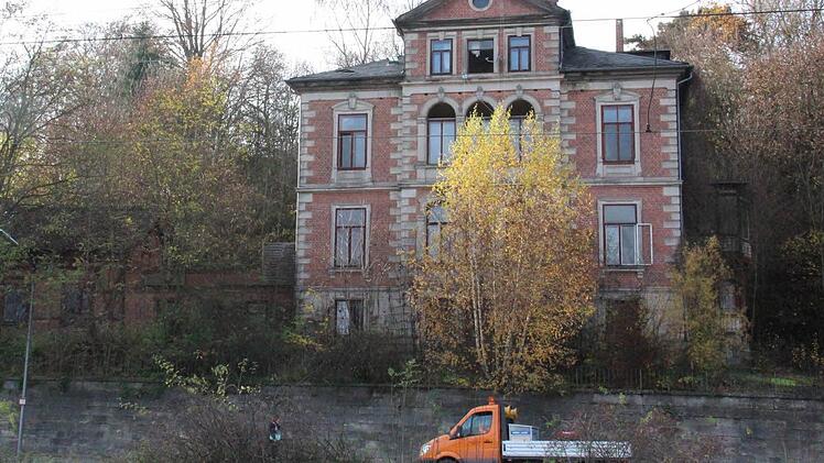 Das Anwesen Weichengereuth 11 vom ehemaligen Güterbahnhof aus gesehen. Das Staatliche Bauamt sagte am Montag zu, dass das Haus gesichert werden soll. Eigentümer ist die Bundesstraßenverwaltung. Fotos: Simone Bastian