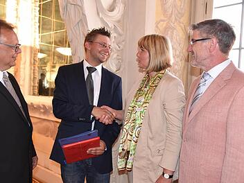 71: Die Freude ist groß: Zu Bayerns besten Straßenwärtern gehört ein Neustadter (von links): Neustadts Dritter Bürgermeister Martin Stingl, Straßenwärter Bastian Bauer und Coburgs Zweite Bürgermeisterin Birgit Weber. Foto: Gabi Arnold