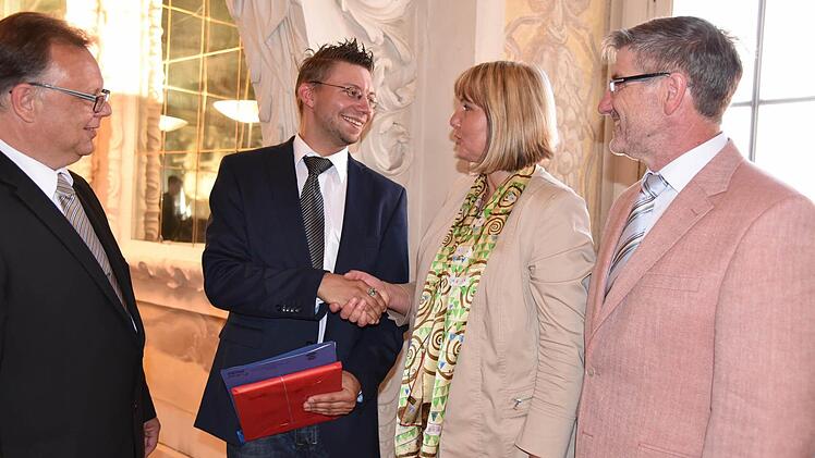 71: Die Freude ist groß: Zu Bayerns besten Straßenwärtern gehört ein Neustadter (von links): Neustadts Dritter Bürgermeister Martin Stingl, Straßenwärter Bastian Bauer und Coburgs Zweite Bürgermeisterin Birgit Weber. Foto: Gabi Arnold