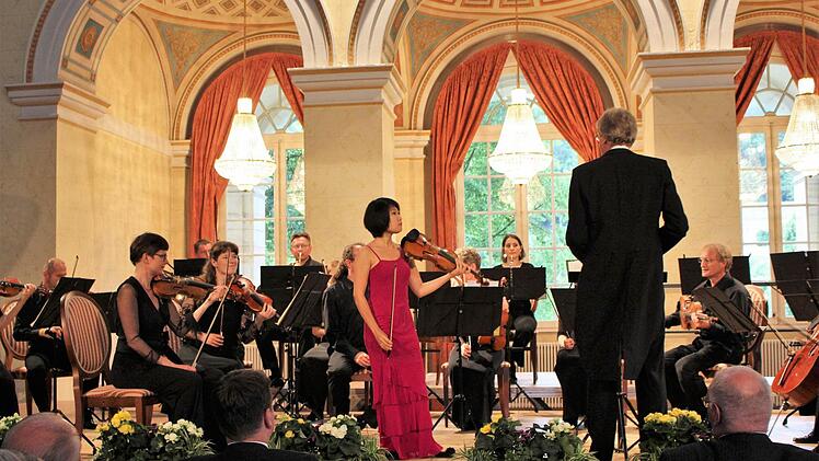 Das virtuose Spiel der Chinesin Tianwa Yang fesselte alle Gäste am Samstagabend im Rahmen des Sommerkonzerts des Bayerischen Kammerorchesters Bad Brückenau.  Foto: Julia Raab