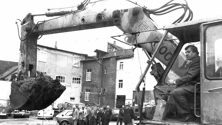 Bürgermeister Eduard Reichardt führt am 10. Oktober 1983 mit dem Bagger den Spatenstich für das Parkhaus Post aus. Foto: Tanja Wippenbeck