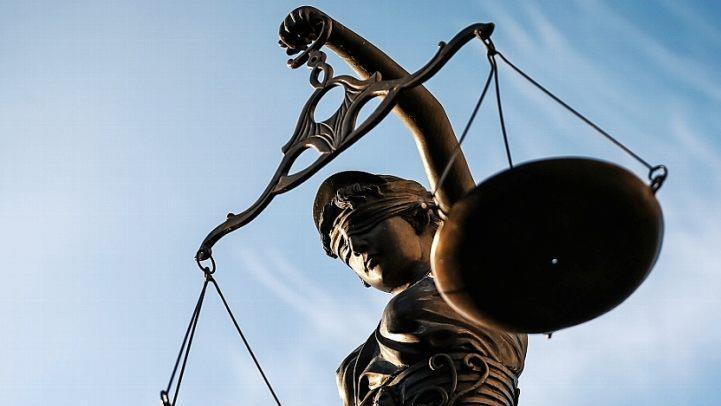 Das Urteil gegen einen 19-jährigen Mann aus Afghanistan fiel vor der Großen Jugendkammer in Coburg. Alle Taten beging der Angeklagte im Raum Kronach und Coburg. Symbolbild: David Ebener/dpa