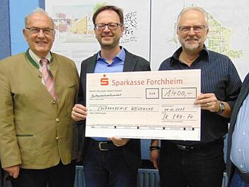 Bei der Scheckübergabe (von links): Bürgermeister Rudolf Braun (FW), Eduard Nöth (CSU), Gerald Fink, Norbert Mischke (Vorsitzender des Sängerkreises Erlangen-Forchheim) und Schatzmeister Herbert Meier Foto: Petra Malbrich