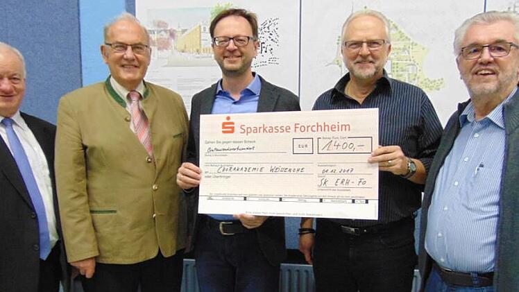 Bei der Scheckübergabe (von links): Bürgermeister Rudolf Braun (FW), Eduard Nöth (CSU), Gerald Fink, Norbert Mischke (Vorsitzender des Sängerkreises Erlangen-Forchheim) und Schatzmeister Herbert Meier Foto: Petra Malbrich