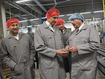Werkleiter Bernd Hörauf (re.) zeigt Minister Georg Eisenreich ein fertiges Glasflakon. Mit im Bild Tettaus Bürgermeister Peter Ebertsch (2. v.re.) und  Landtagsabgeordneter Jürgen Baumgärtner.   Foto: Andreas Schmitt