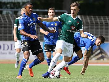 Lukas Ramser (rechts), hier noch im Trikot des FC 05 Schweinfurt in einem Testspiel gegen Saarbrücken.  Foto: Foto2Press/Frank Scheuring