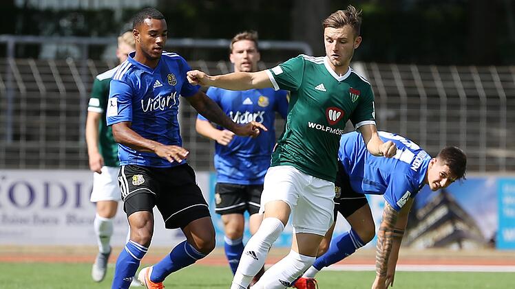 Lukas Ramser (rechts), hier noch im Trikot des FC 05 Schweinfurt in einem Testspiel gegen Saarbrücken.  Foto: Foto2Press/Frank Scheuring