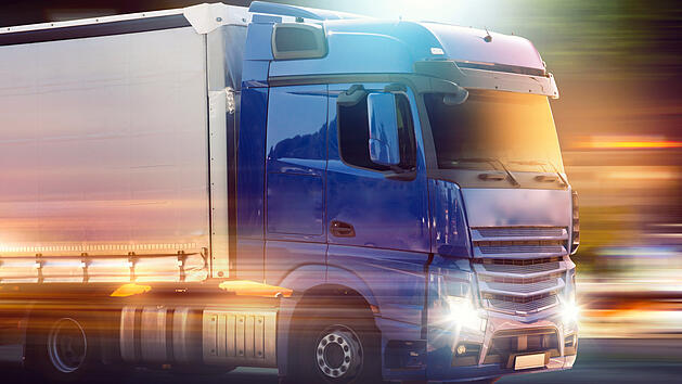 Lastwagen, Lkw, Lkw-Raser, Lkw-Blitzer, Sattelzug, Autobahn, Trucker, Laster, Brummi