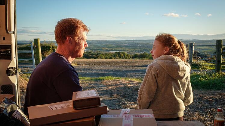 Ricky (Kris Hitchen) versteht sich gut mit seiner Tochter Liza Jane (Katie Proctor).