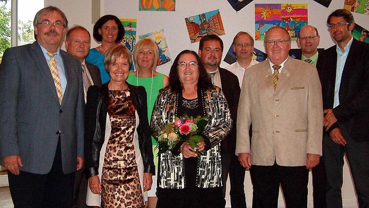 Nach 40 Jahre im Schuldienst, die letzten fünf davon als Rektorin der Grundschule Zeil/Sand, wurde Anna Elisabeth Brecht (Bildmitte) in den wohlverdienten Ruhestand verabschiedet. Alle Fotos: Alfons Beuerlein