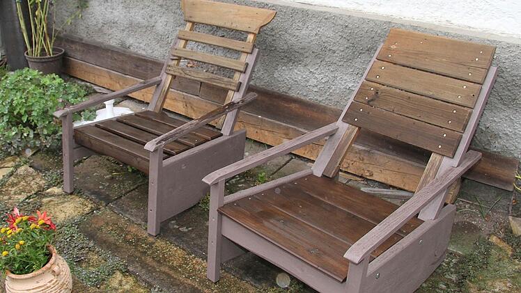 Ein paar alte Bretter genügen, schon hat Michael Bauerschmidt zwei idyllische Strandstühle. Foto: Sonja Adam
